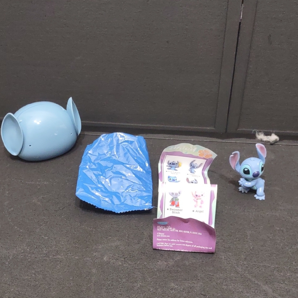 SLIGHTLY USED STITCH COLLECTIBLE MINI FIGURES (STITCH IN LOVE) SERIES 1